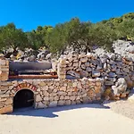 Luxury Stone House In A Nature Park بيت للعطل